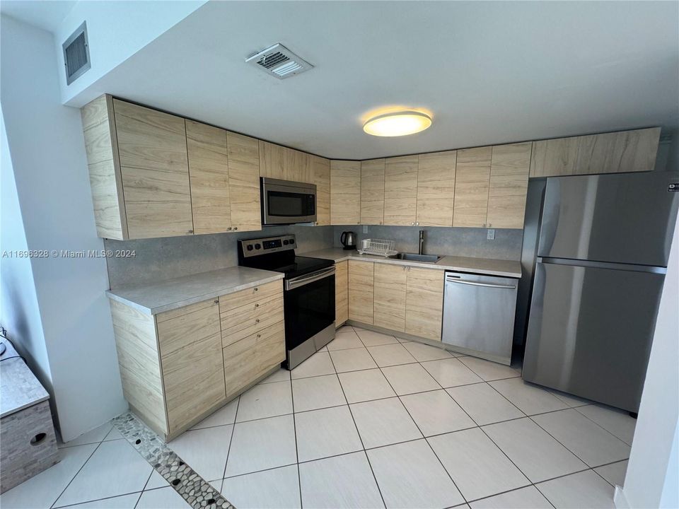 For Rent: $2,400 (2 beds, 1 baths, 924 Square Feet)