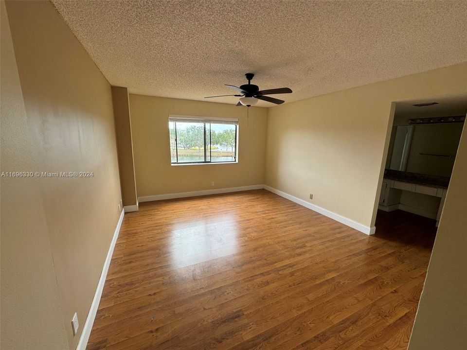 For Sale: $215,000 (2 beds, 2 baths, 1350 Square Feet)