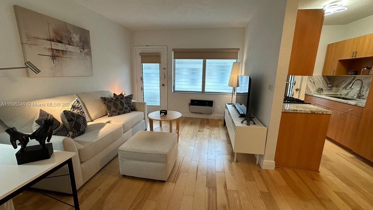 For Rent: $2,300 (1 beds, 1 baths, 560 Square Feet)