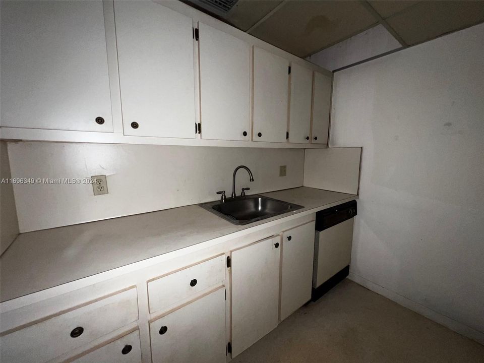 For Sale: $88,000 (1 beds, 1 baths, 811 Square Feet)