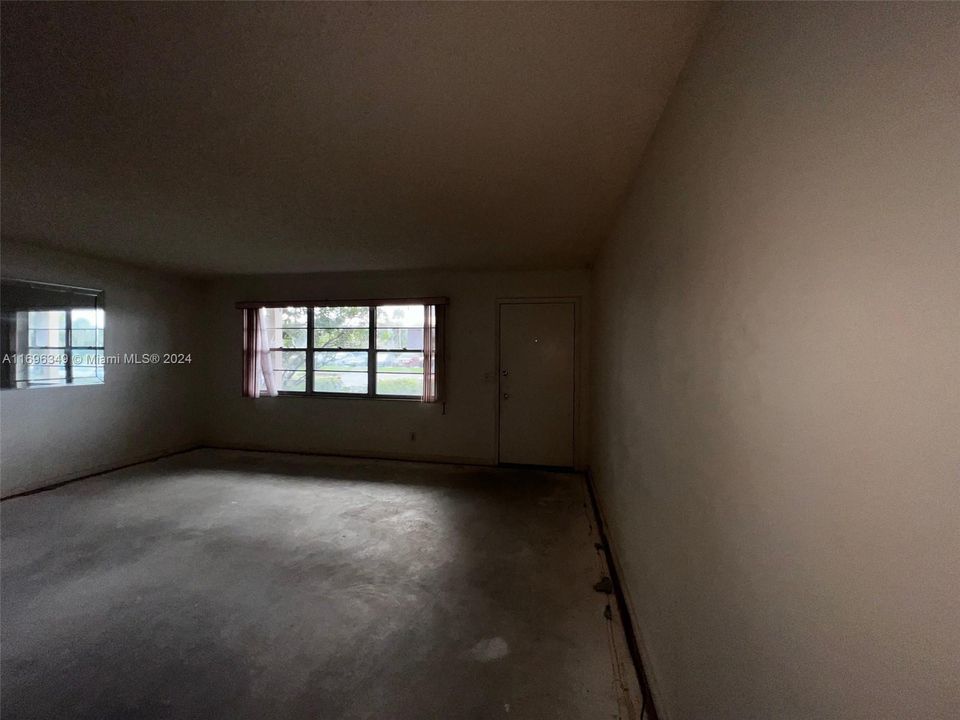 For Sale: $88,000 (1 beds, 1 baths, 811 Square Feet)