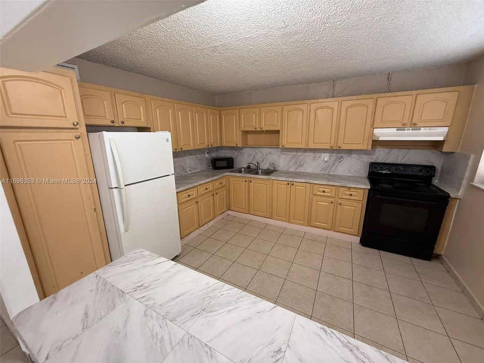 For Rent: $2,150 (2 beds, 1 baths, 771 Square Feet)