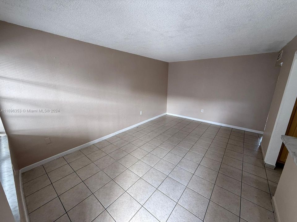 For Rent: $2,150 (2 beds, 1 baths, 771 Square Feet)