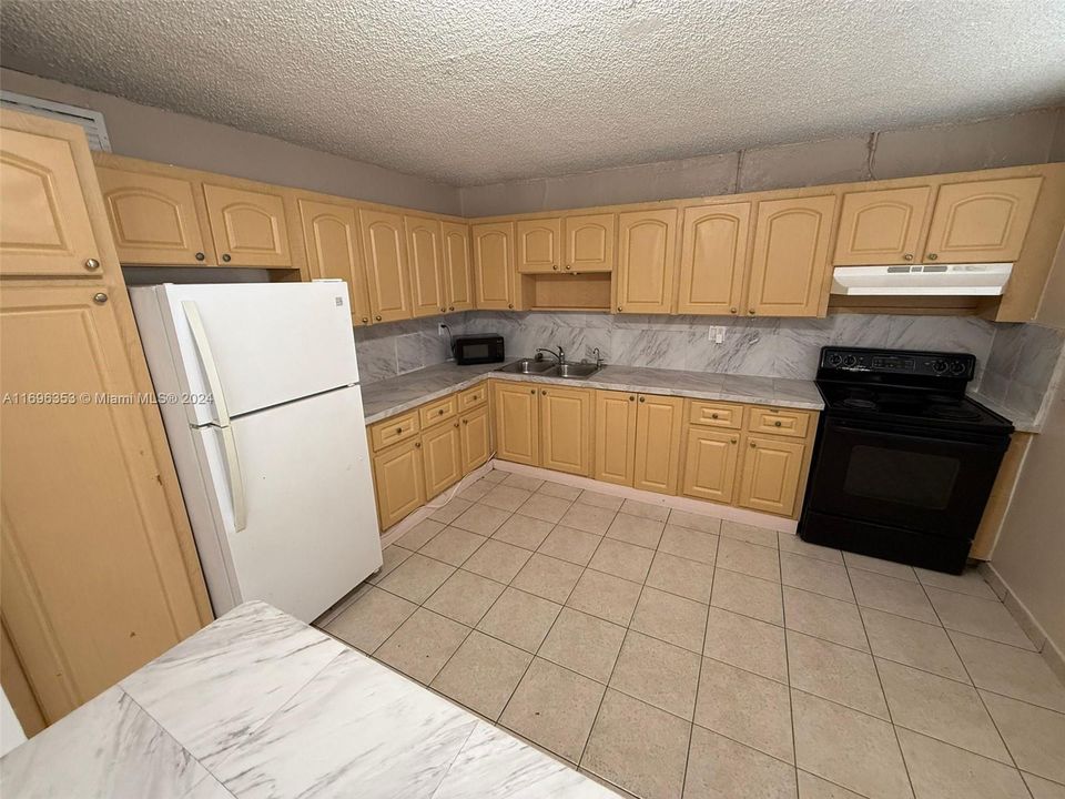 For Rent: $2,150 (2 beds, 1 baths, 771 Square Feet)