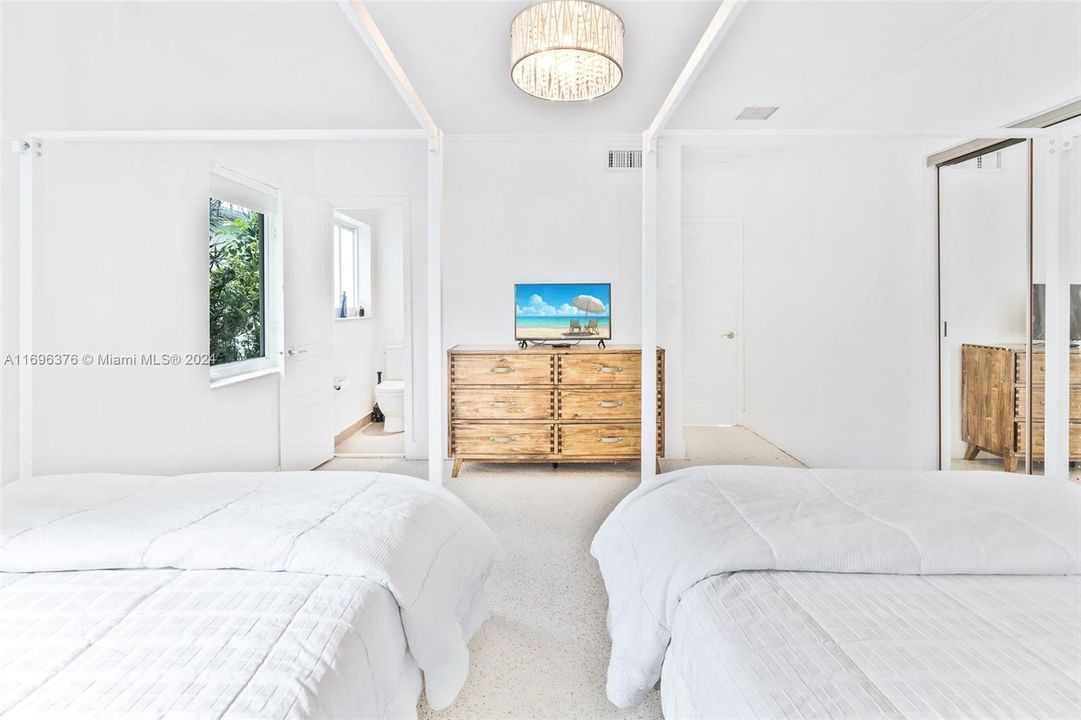 Master bedroom virtually staged to show the room with 1 king size bed as opposed to 2 beds in prior picture