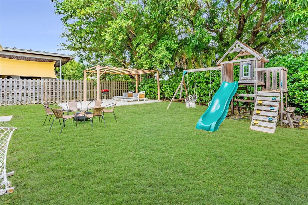 Large backyard w/ space for a large pool