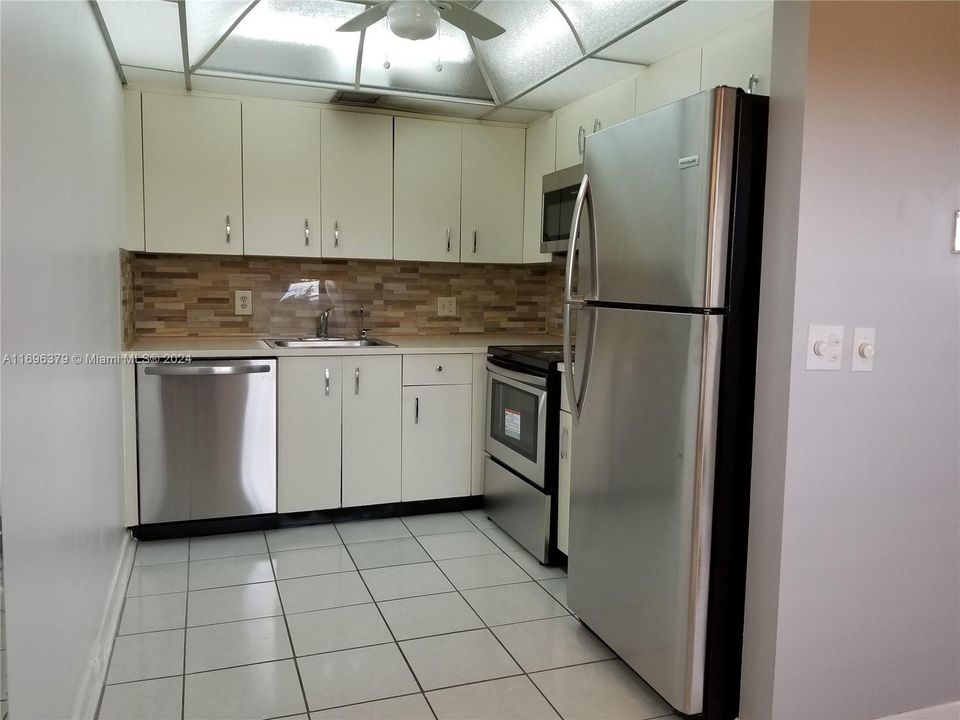 For Rent: $2,000 (2 beds, 2 baths, 1044 Square Feet)