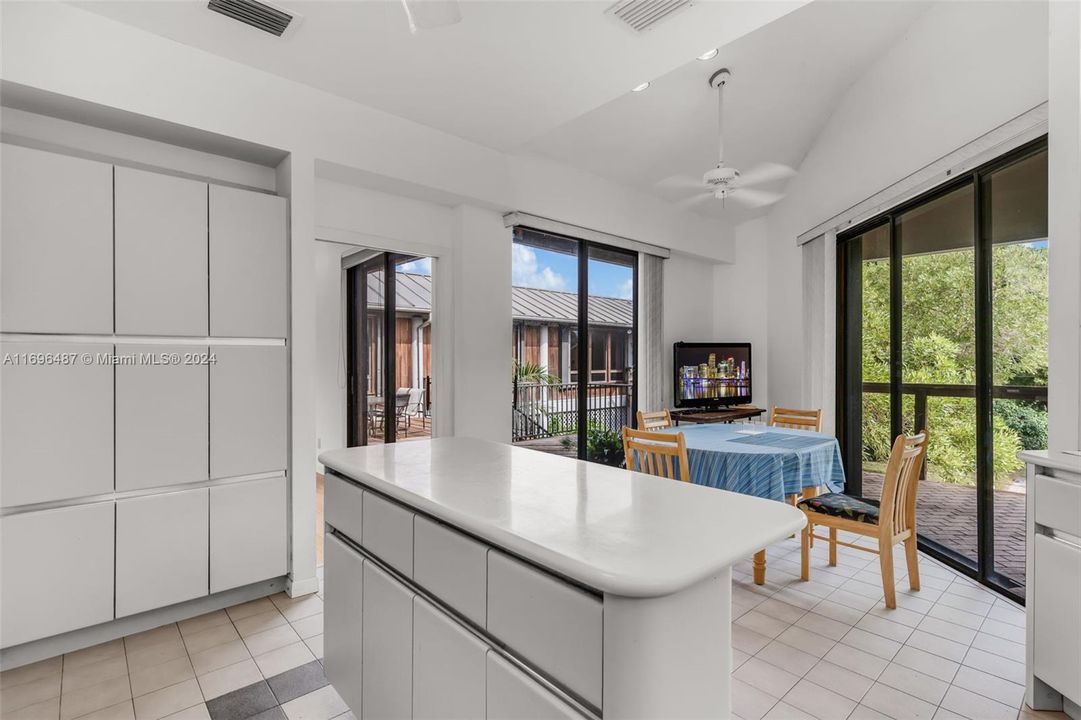 CENTER ISLAND BREAKS UP KITCHEN DINING NOOK