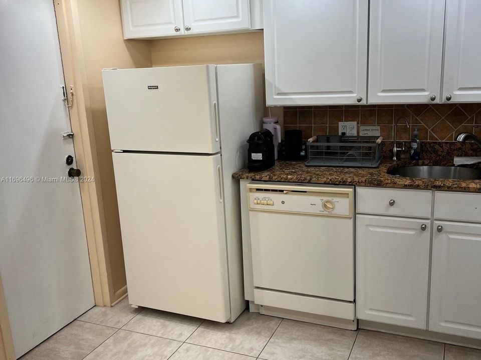 For Rent: $2,650 (1 beds, 2 baths, 980 Square Feet)