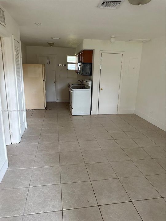 For Rent: $1,800 (2 beds, 1 baths, 1000 Square Feet)