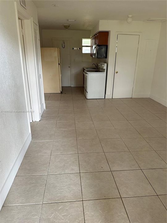 For Rent: $1,800 (2 beds, 1 baths, 1000 Square Feet)