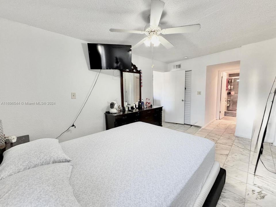 For Sale: $220,000 (1 beds, 1 baths, 708 Square Feet)