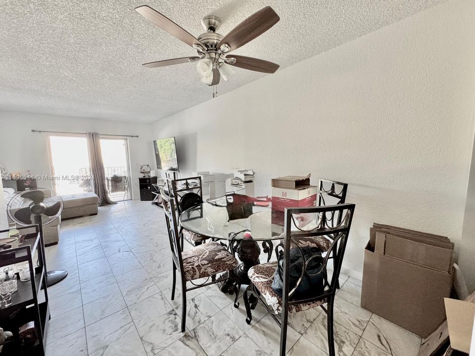 For Sale: $220,000 (1 beds, 1 baths, 708 Square Feet)