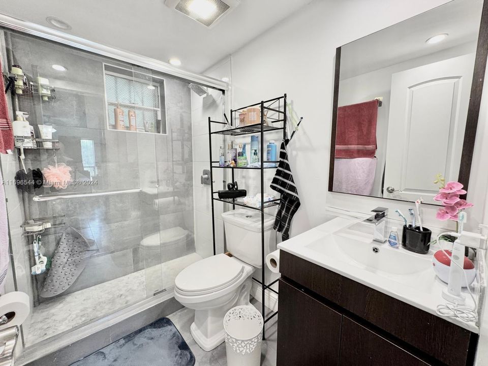 For Sale: $220,000 (1 beds, 1 baths, 708 Square Feet)