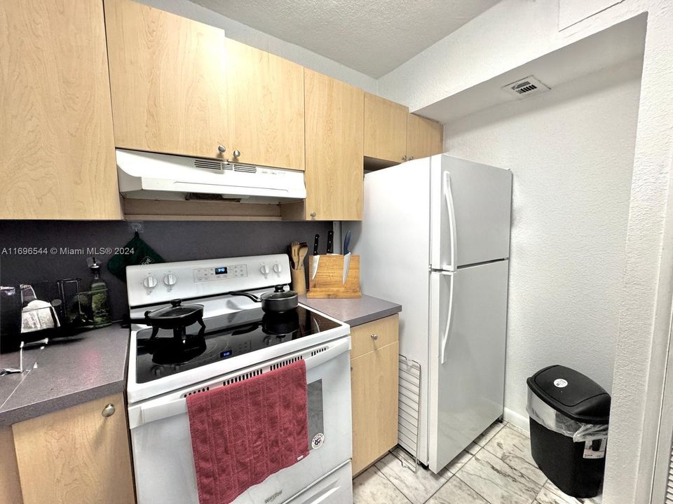 For Sale: $220,000 (1 beds, 1 baths, 708 Square Feet)