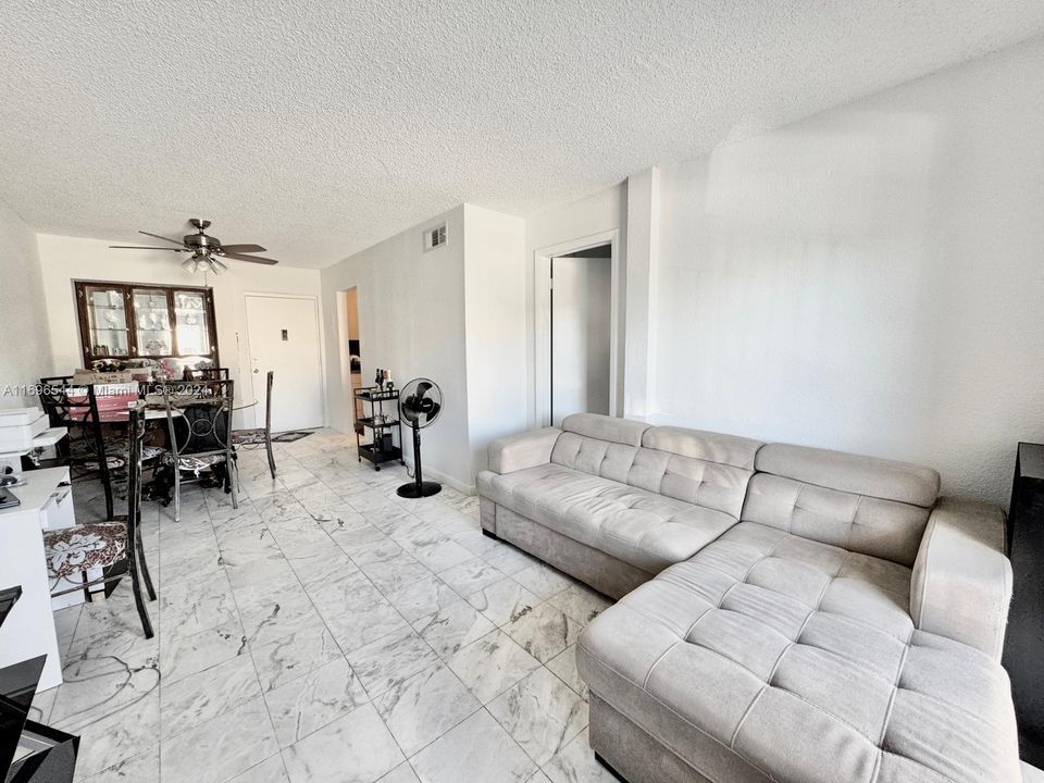 For Sale: $220,000 (1 beds, 1 baths, 708 Square Feet)