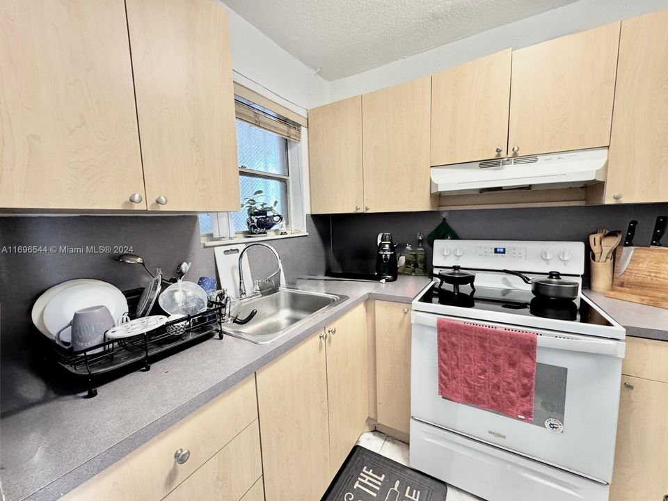 For Sale: $220,000 (1 beds, 1 baths, 708 Square Feet)