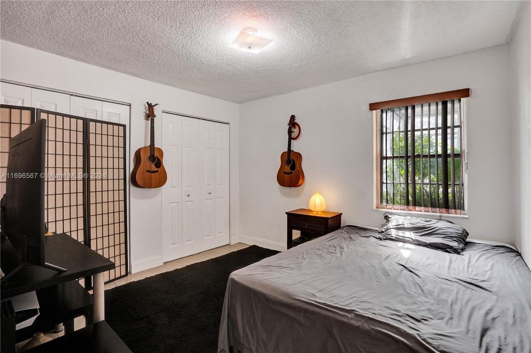 For Sale: $315,000 (2 beds, 1 baths, 866 Square Feet)