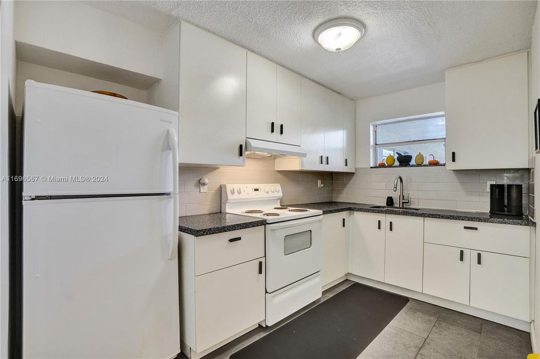 For Sale: $315,000 (2 beds, 1 baths, 866 Square Feet)