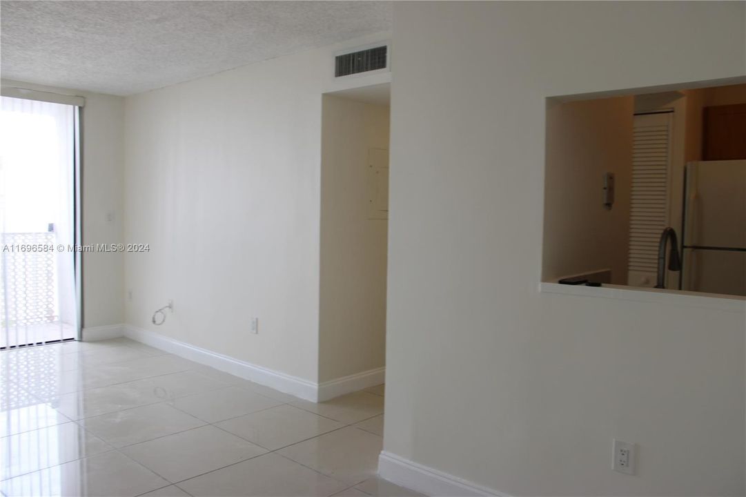 For Rent: $2,300 (2 beds, 2 baths, 870 Square Feet)