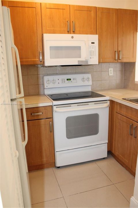 For Rent: $2,300 (2 beds, 2 baths, 870 Square Feet)