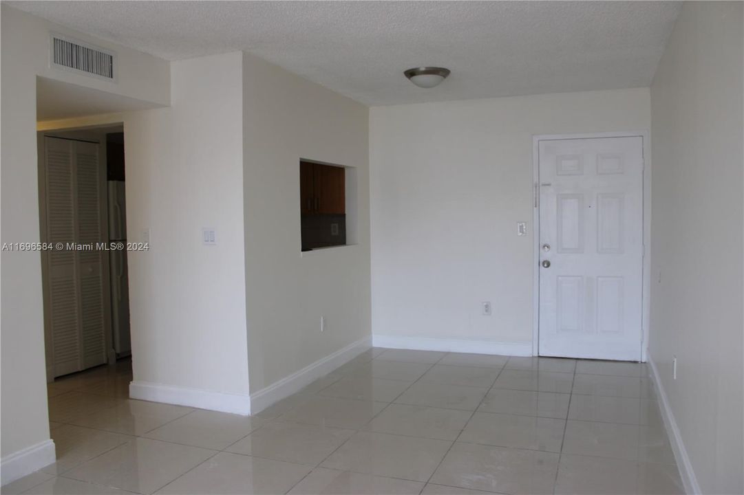 For Rent: $2,300 (2 beds, 2 baths, 870 Square Feet)