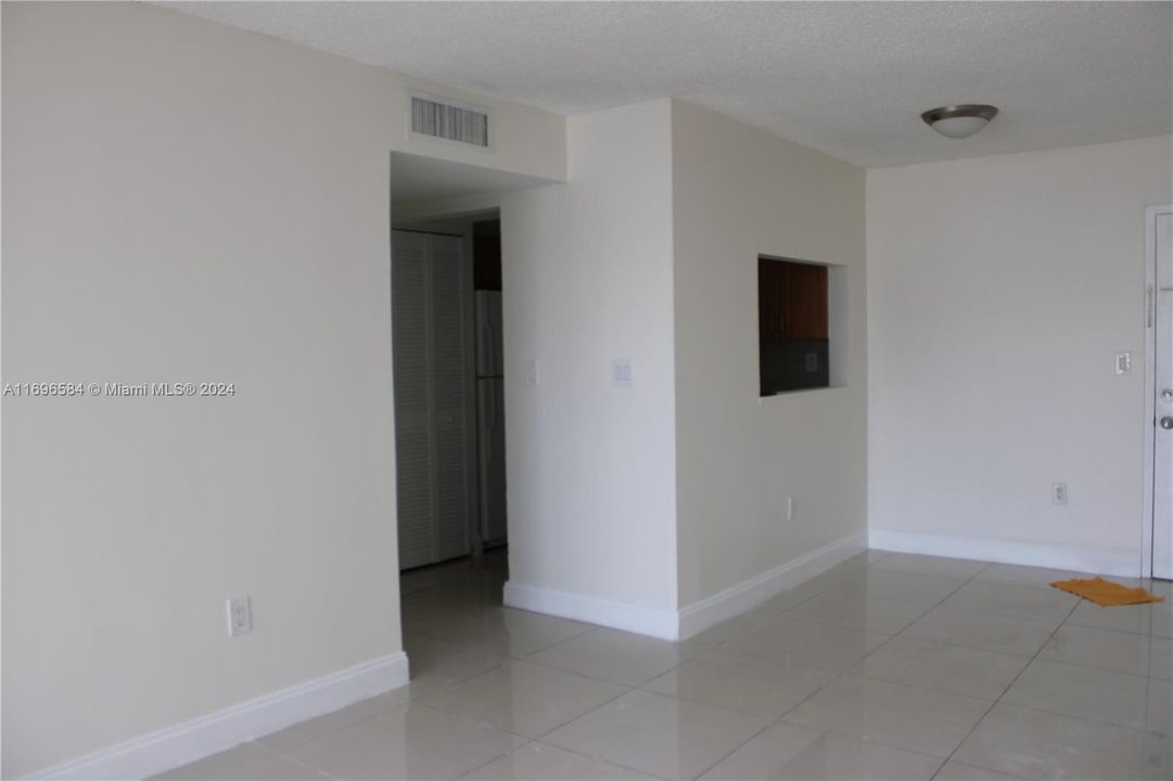 For Rent: $2,300 (2 beds, 2 baths, 870 Square Feet)