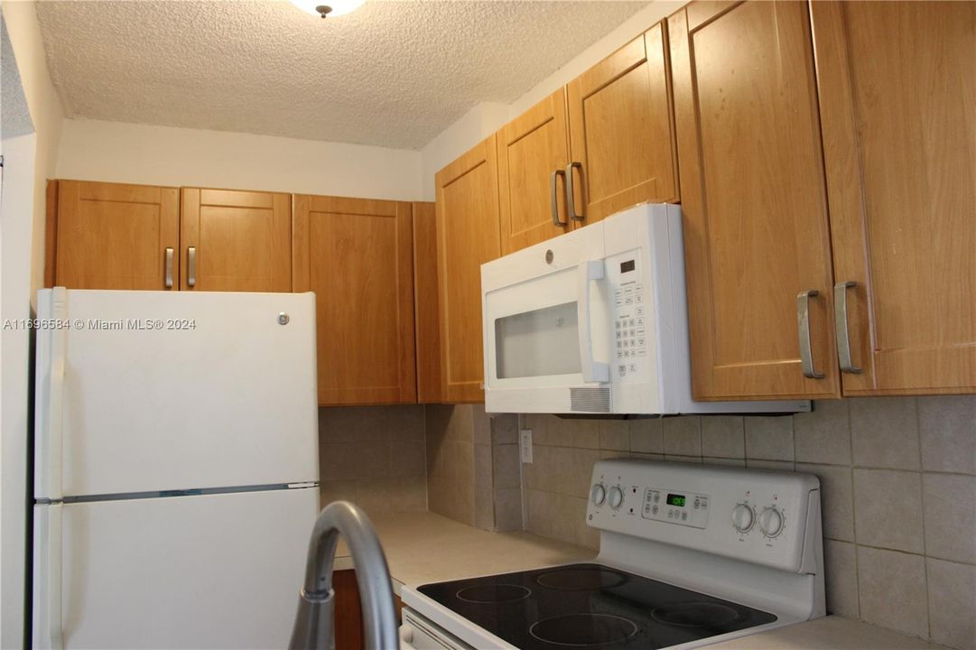 For Rent: $2,300 (2 beds, 2 baths, 870 Square Feet)