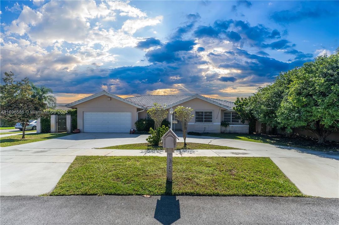 For Sale: $742,900 (3 beds, 2 baths, 1794 Square Feet)