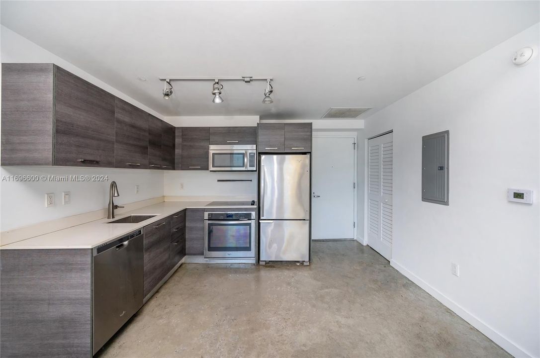 For Rent: $2,450 (1 beds, 1 baths, 526 Square Feet)