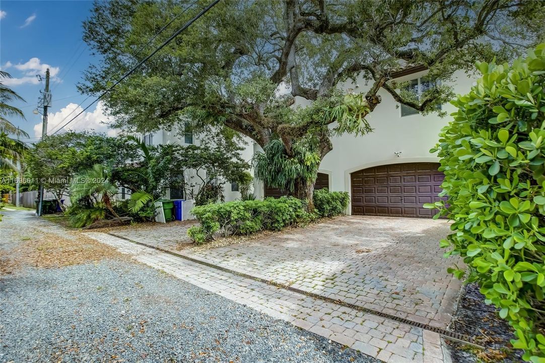 For Sale: $835,000 (3 beds, 2 baths, 1984 Square Feet)