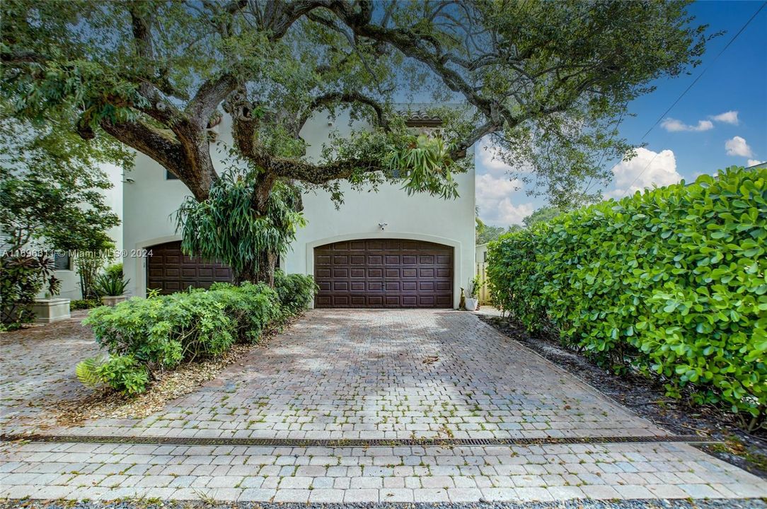 For Sale: $835,000 (3 beds, 2 baths, 1984 Square Feet)