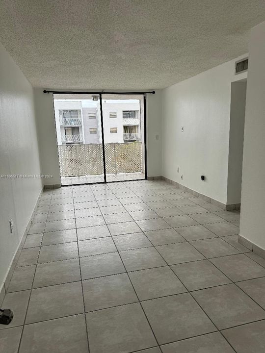 For Rent: $2,450 (2 beds, 2 baths, 870 Square Feet)