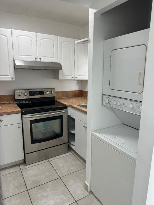 For Rent: $2,450 (2 beds, 2 baths, 870 Square Feet)