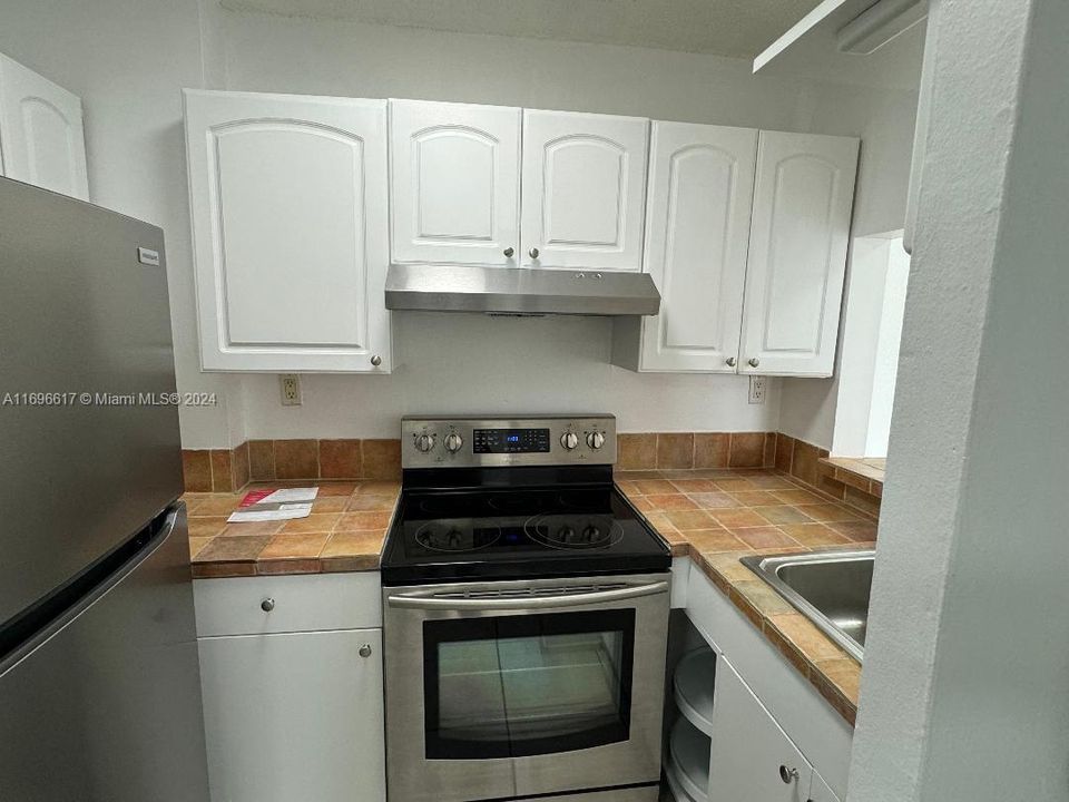 For Rent: $2,450 (2 beds, 2 baths, 870 Square Feet)