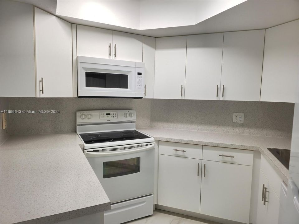 For Rent: $2,025 (1 beds, 1 baths, 810 Square Feet)