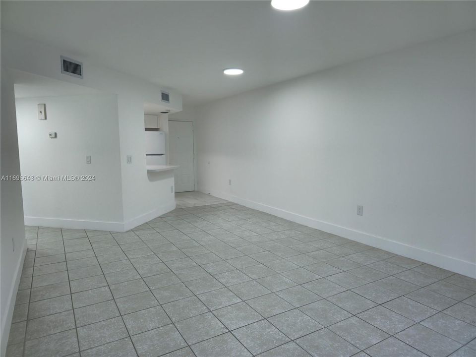 For Rent: $2,025 (1 beds, 1 baths, 810 Square Feet)