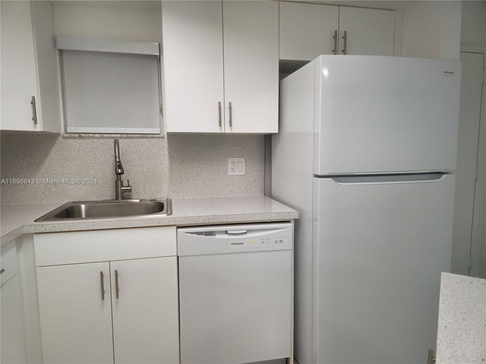 For Rent: $2,025 (1 beds, 1 baths, 810 Square Feet)