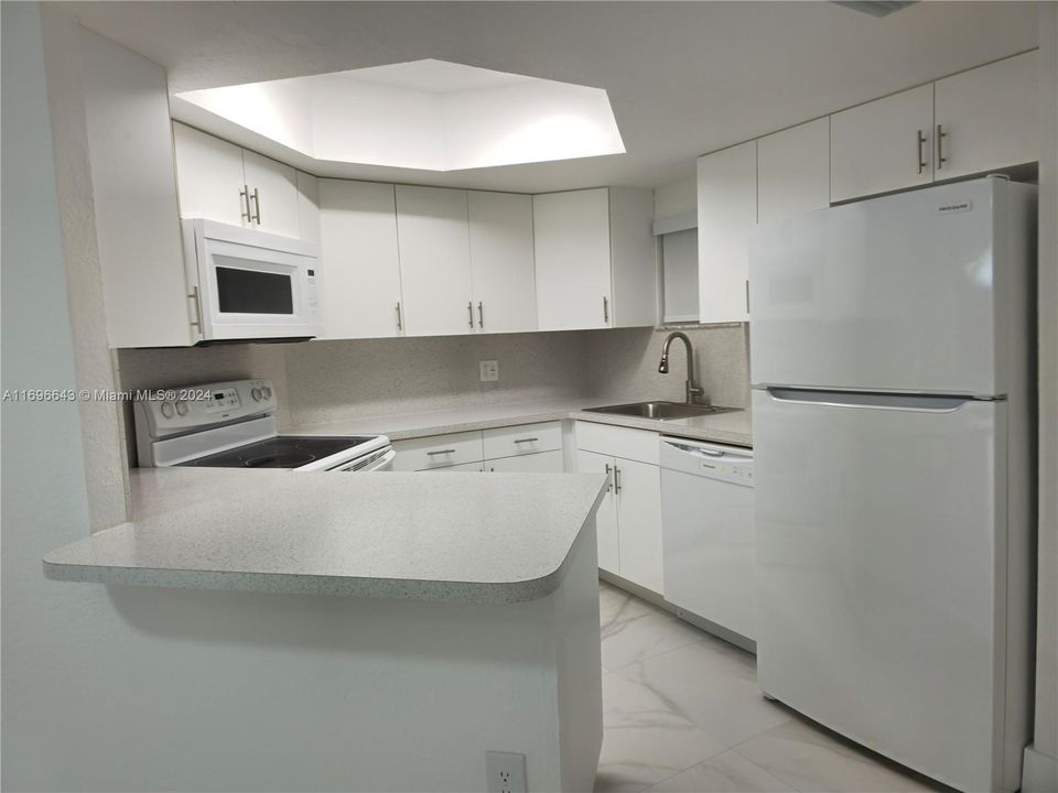 For Rent: $2,025 (1 beds, 1 baths, 810 Square Feet)