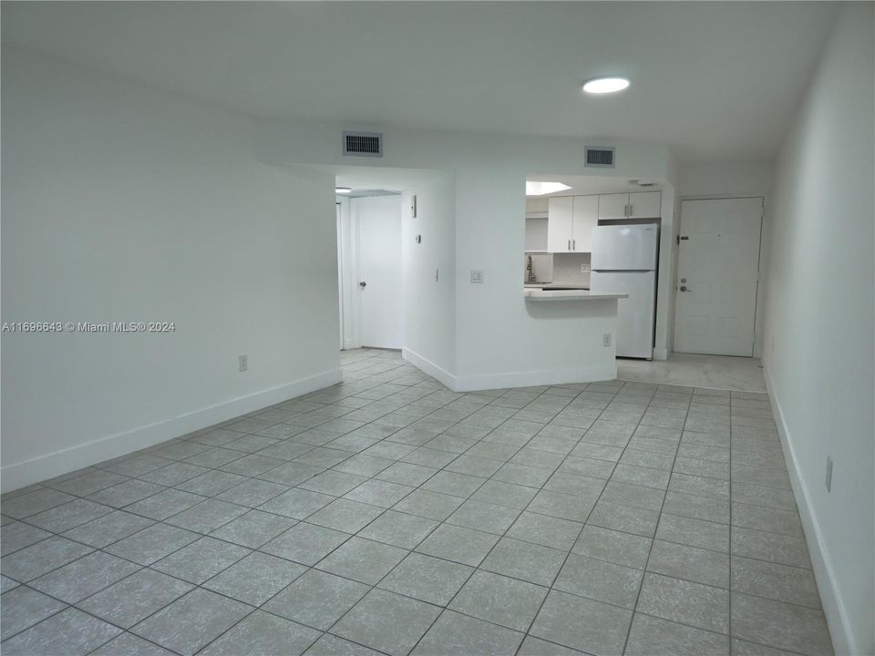 For Rent: $2,025 (1 beds, 1 baths, 810 Square Feet)