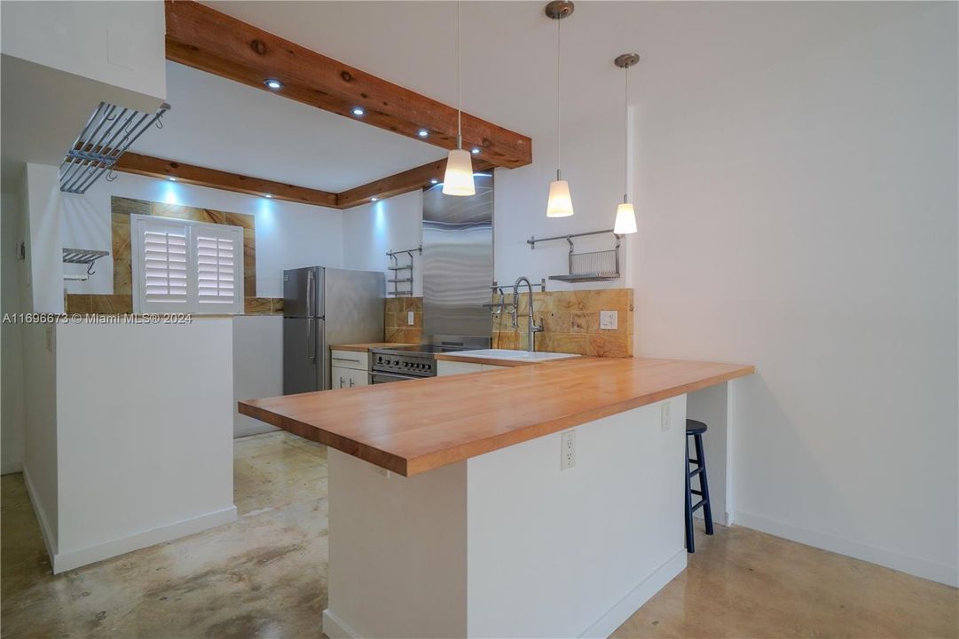 For Sale: $420,000 (1 beds, 2 baths, 808 Square Feet)