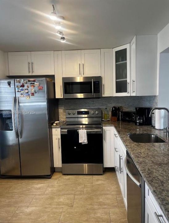 For Rent: $2,350 (2 beds, 2 baths, 1092 Square Feet)