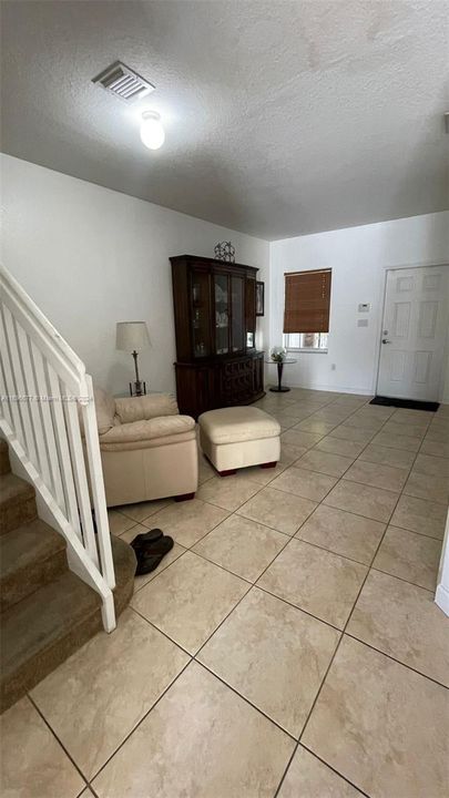 For Rent: $3,050 (3 beds, 3 baths, 1712 Square Feet)