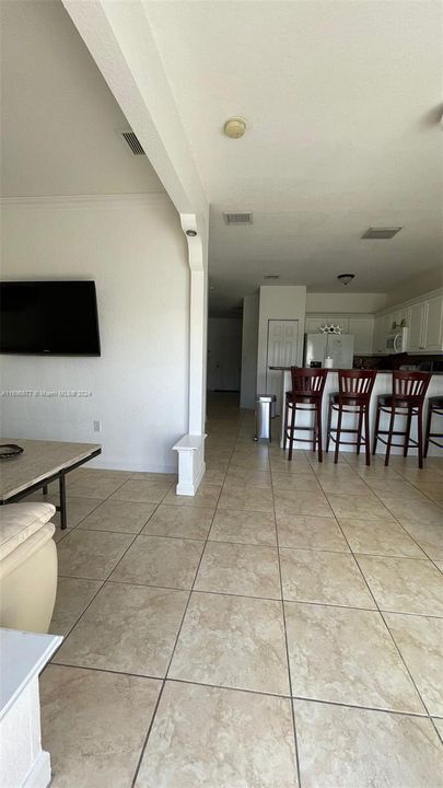 For Rent: $3,050 (3 beds, 3 baths, 1712 Square Feet)