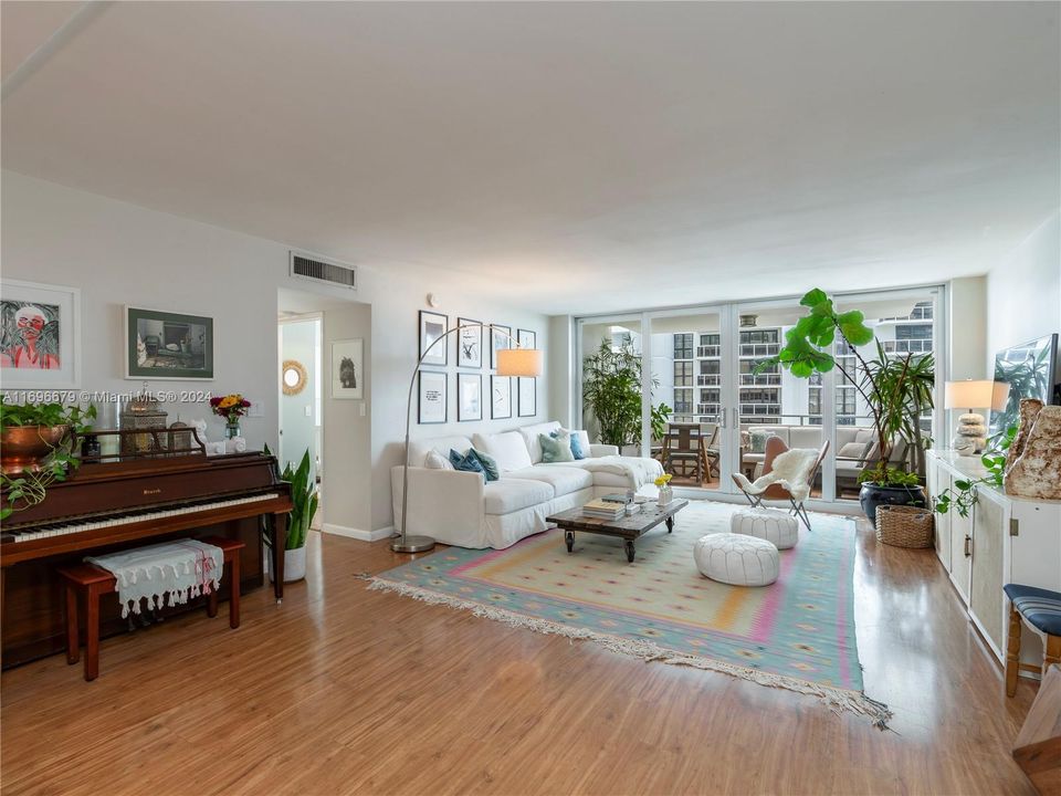 For Sale: $875,000 (2 beds, 2 baths, 1324 Square Feet)