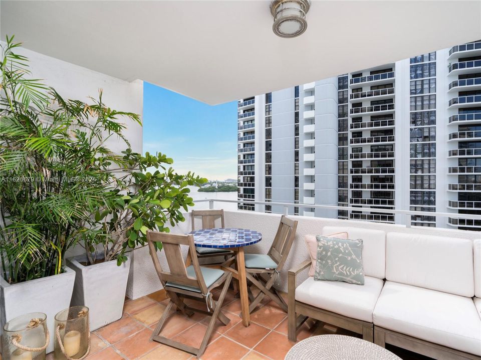 For Sale: $875,000 (2 beds, 2 baths, 1324 Square Feet)