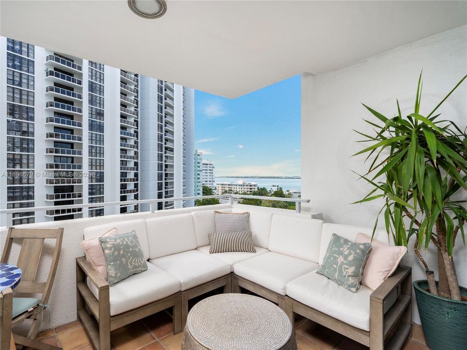 For Sale: $875,000 (2 beds, 2 baths, 1324 Square Feet)