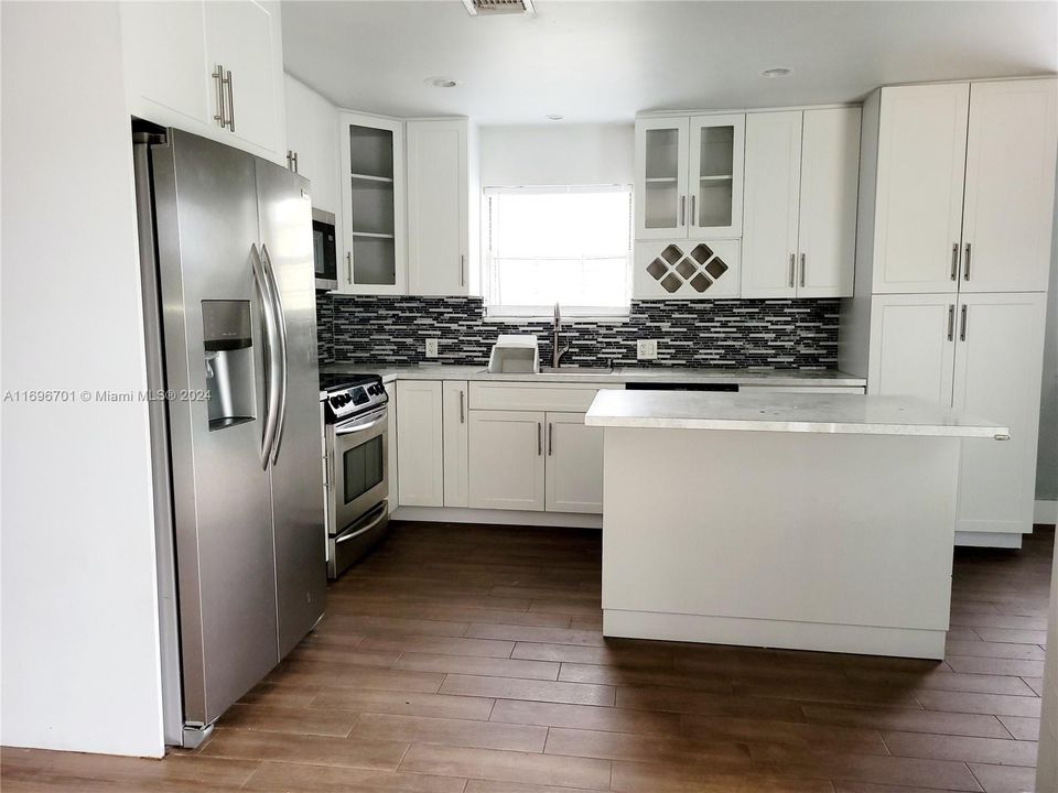 For Rent: $3,700 (3 beds, 2 baths, 1713 Square Feet)