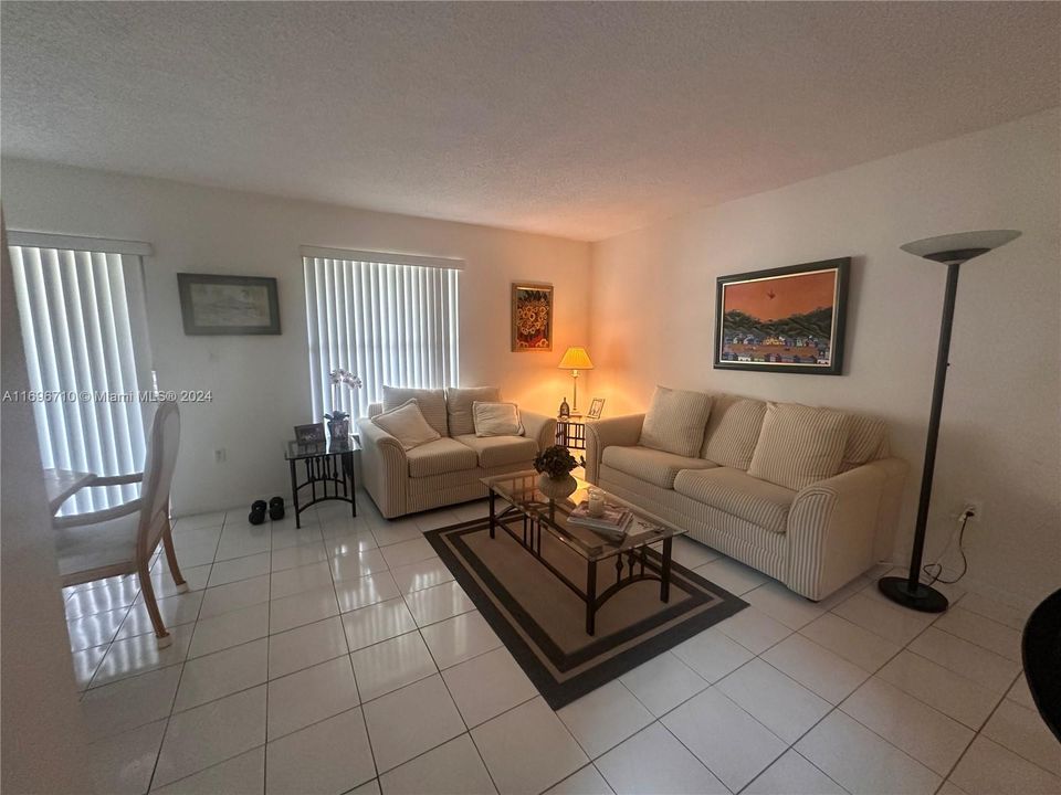 For Sale: $325,000 (2 beds, 2 baths, 965 Square Feet)