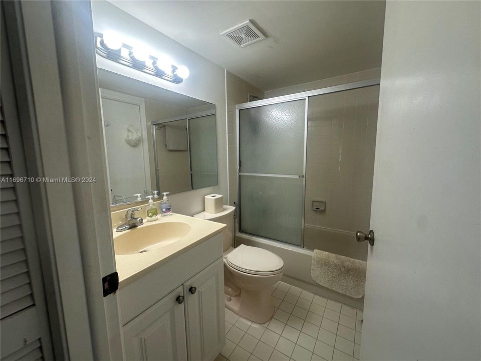 For Sale: $325,000 (2 beds, 2 baths, 965 Square Feet)